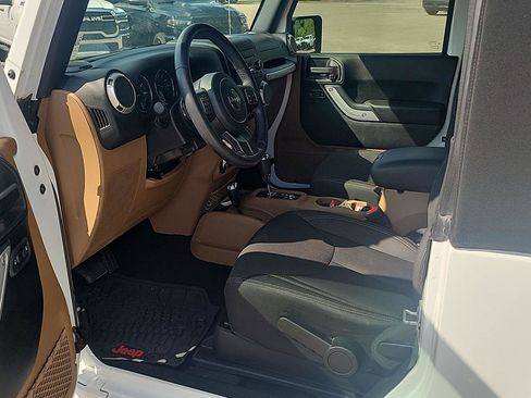 Used 2018 Jeep Wrangler Sahara w/ Connectivity Group AWD/4WD image 3
