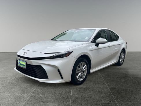 Used 2025 Toyota Camry LE AWD/4WD image 3