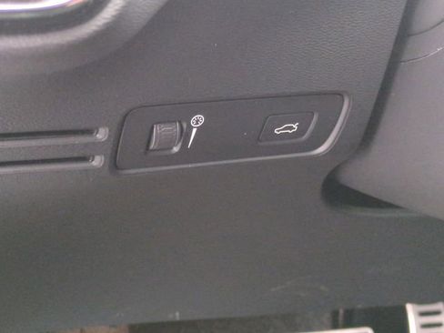 Used 2021 Volvo XC40 T5 R-Design image 19