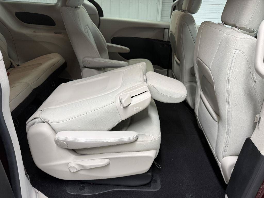 Used 2018 Chrysler Pacifica Touring Plus FWD image 35
