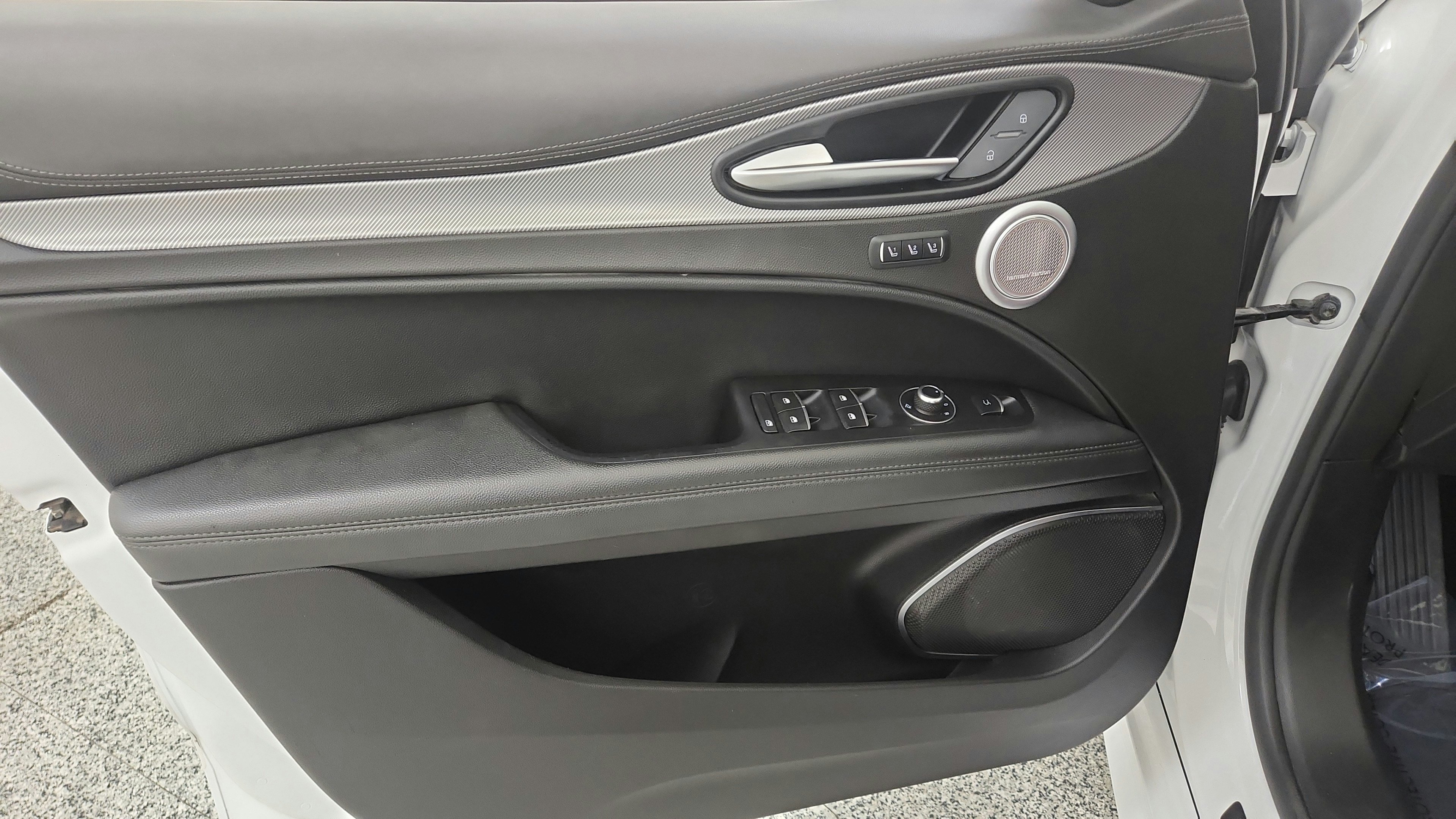 Used 2022 Alfa Romeo Stelvio Veloce AWD/4WD image 19