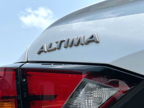 Used 2024 Nissan Altima 2.5 S FWD image 15