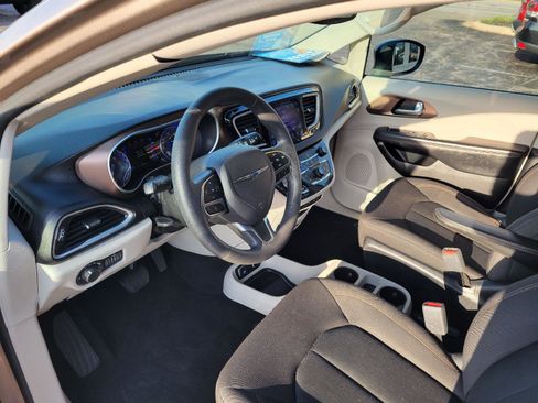 Used 2017 Chrysler Pacifica Touring w/ Tire & Wheel Group image 5