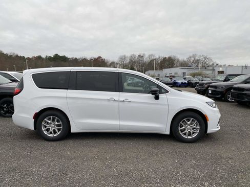 New 2026 Chrysler Pacifica Select image 2