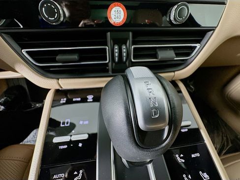 Used 2025 Porsche Macan image 19