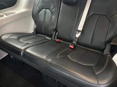 Used 2024 Chrysler Pacifica Select image 16