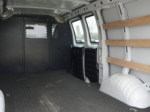 Used 2023 GMC Savana 2500 w/ Driver Convenience Package image 9