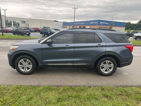 Used 2021 Ford Explorer XLT w/ Equipment Group 202A AWD/4WD image 12
