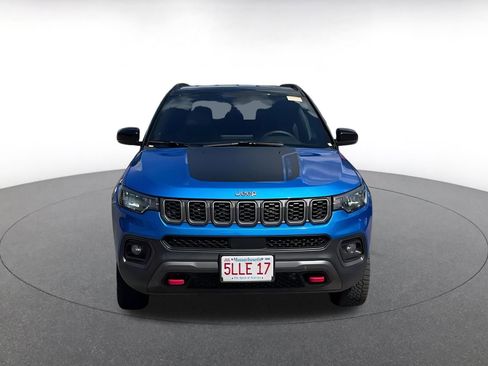 Used 2025 Jeep Compass Trailhawk image 3