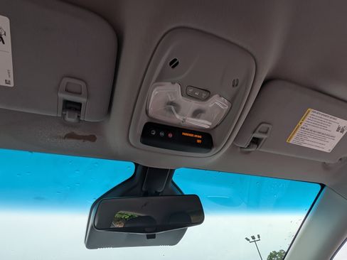 Used 2019 Chevrolet Bolt Premier w/ Infotainment Package FWD image 28