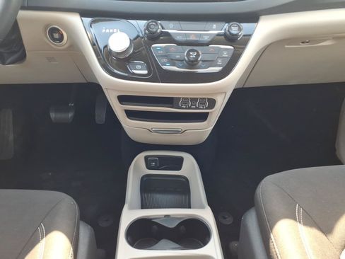 Used 2023 Chrysler Voyager LX FWD image 18