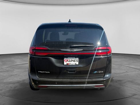 Used 2023 Chrysler Pacifica Touring-L FWD image 8