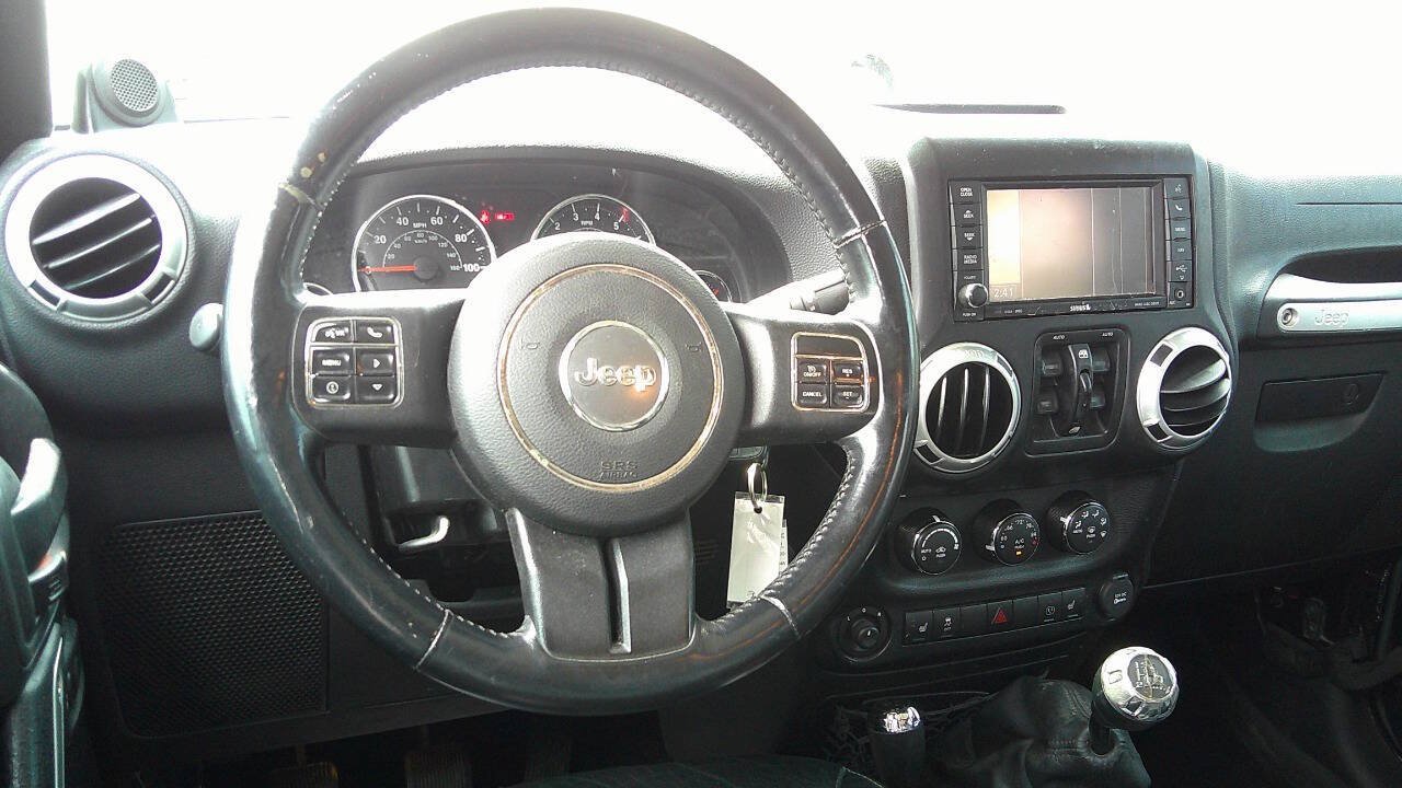 Used 2014 Jeep Wrangler Unlimited Sahara w/ Dual Top Group AWD/4WD image 13