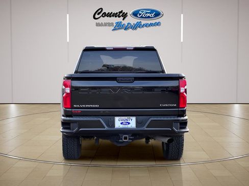 Used 2021 Chevrolet Silverado 2500 Custom w/ Custom Value Package image 11