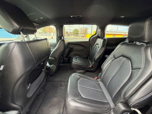 Used 2025 Chrysler Pacifica Select image 24