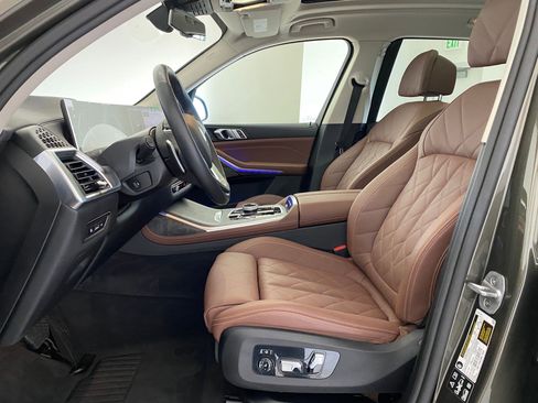 Used 2025 BMW X7 xDrive40i w/ Premium Package image 4