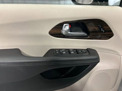 Used 2024 Chrysler Pacifica Limited image 14