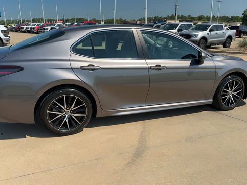 Used 2024 Toyota Camry SE image 9