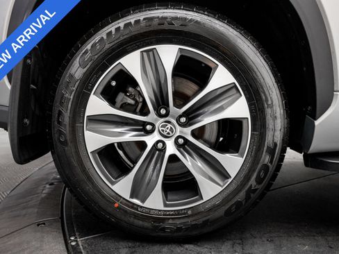 Used 2021 Toyota Highlander XLE AWD/4WD image 25