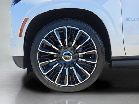 Used 2025 Chevrolet Suburban High Country image 13