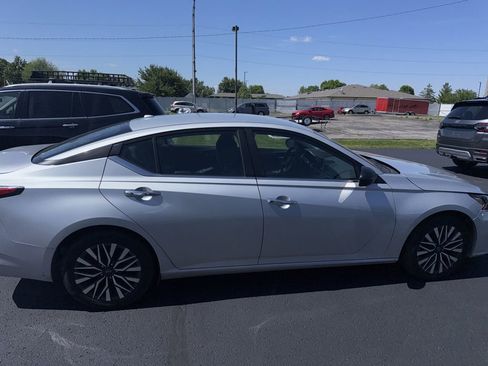 Used 2024 Nissan Altima 2.5 SV FWD image 8