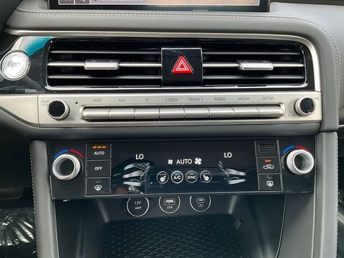 Used 2025 Genesis G70 2.5T image 26