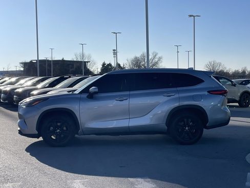 Used 2023 Toyota Highlander XLE image 5