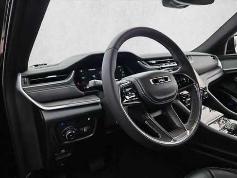 Used 2023 Jeep Grand Cherokee Overland AWD/4WD image 10