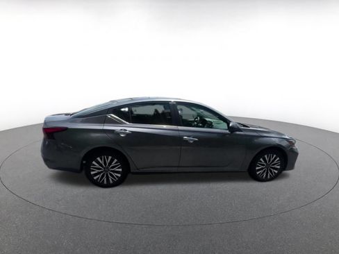 Used 2025 Nissan Altima 2.5 SV FWD image 16