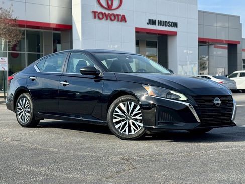 Used 2024 Nissan Altima 2.5 SV image 2