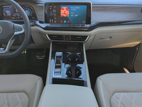 Used 2025 Volkswagen Atlas SEL Premium R-Line image 26