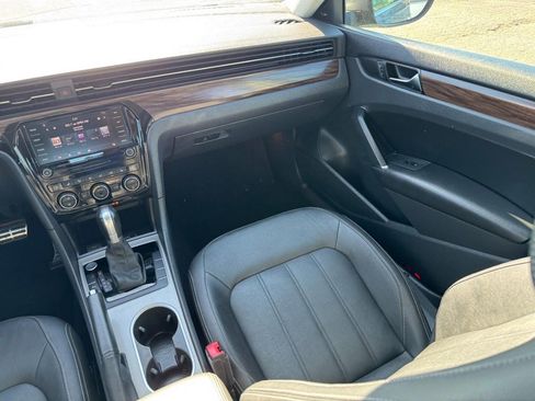 Used 2020 Volkswagen Passat 2.0T SEL image 16