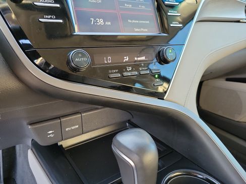 Used 2018 Toyota Camry SE w/ Convenience Package FWD image 18