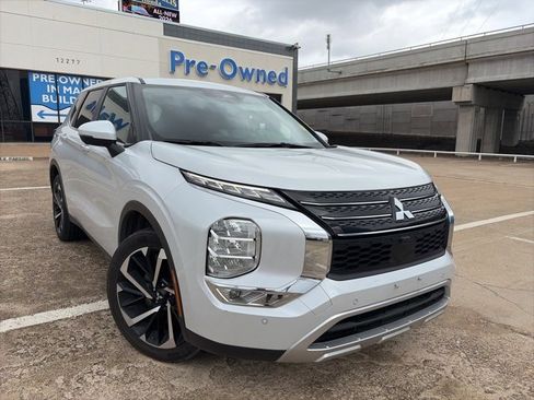 Used 2024 Mitsubishi Outlander SE image 1