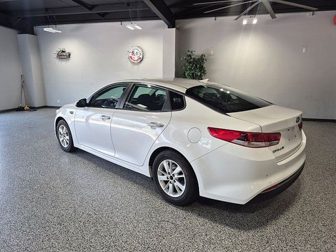 Used 2018 Kia Optima LX FWD image 3