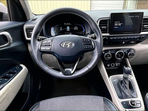 Used 2025 Hyundai Venue Limited image 8