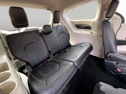 Used 2023 Chrysler Pacifica Touring-L FWD image 18