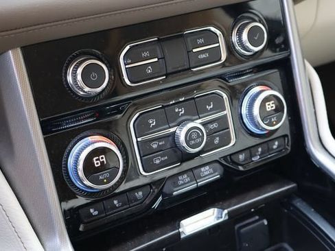 Used 2024 GMC Yukon Denali w/ Advanced Technology Package AWD/4WD image 29