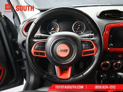 Used 2017 Jeep Renegade Trailhawk w/ Premium Trailhawk Package image 20