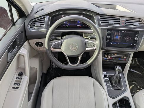 Used 2023 Volkswagen Tiguan SE w/ Panoramic Sunroof Package FWD image 12