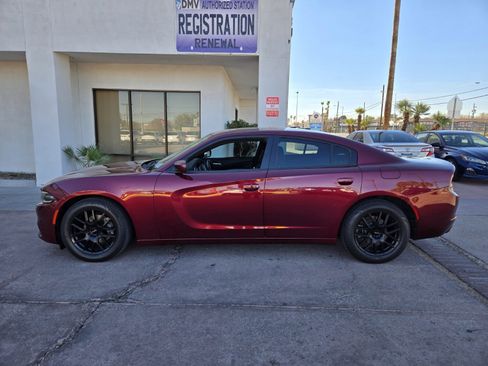Used 2019 Dodge Charger SXT image 2