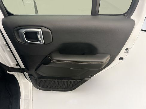 Used 2025 Jeep Wrangler Sahara image 30