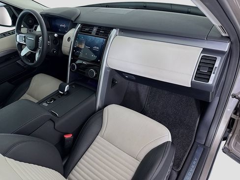 Used 2025 Land Rover Discovery Dynamic SE AWD/4WD image 18