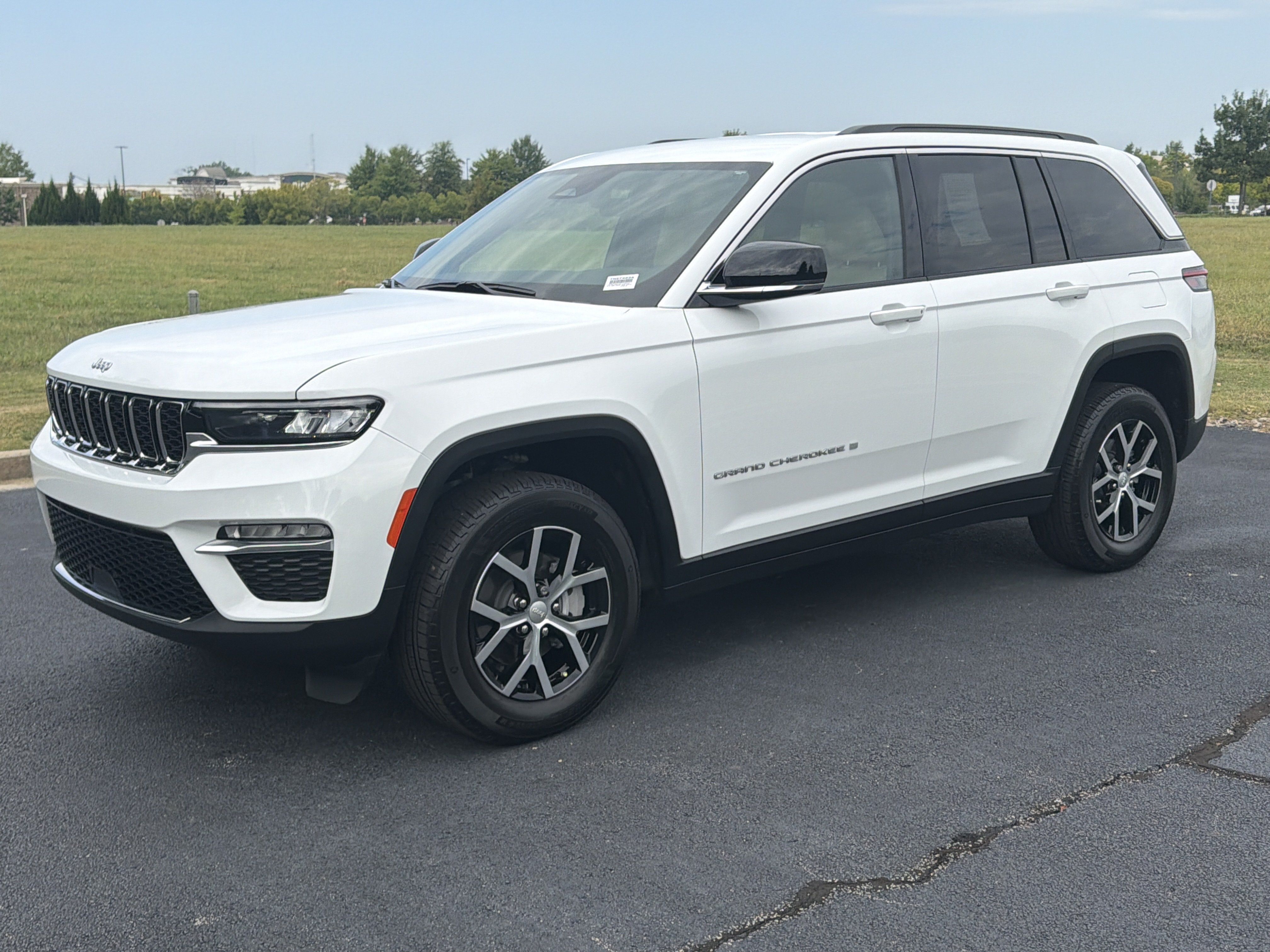 Used 2025 Jeep Grand Cherokee Limited RWD image 5