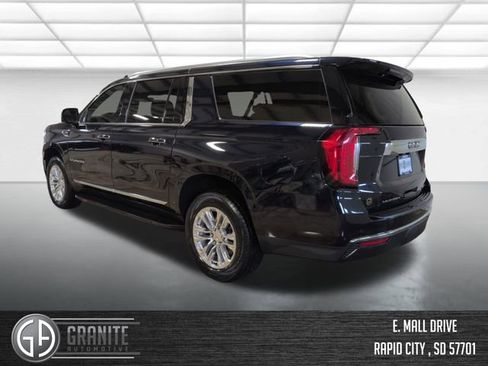 Used 2022 GMC Yukon XL SLT w/ SLT Luxury Package image 3