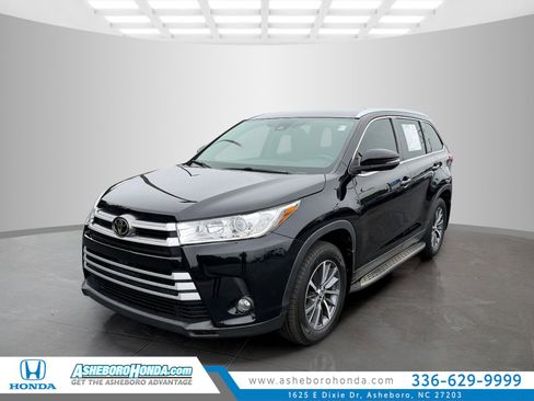 Used 2019 Toyota Highlander XLE AWD/4WD image 1