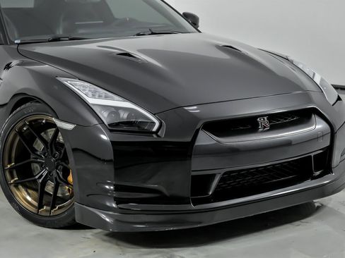 Used 2011 Nissan GT-R Premium image 3