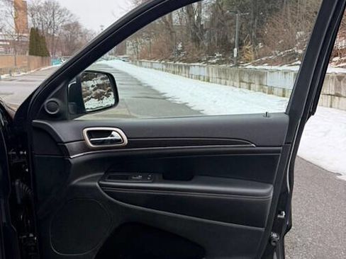 Used 2015 Jeep Grand Cherokee Limited w/ Luxury Group II image 26