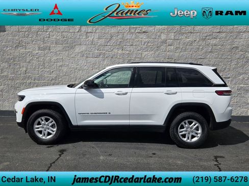 Used 2023 Jeep Grand Cherokee Laredo w/ Luxury Tech Group I AWD/4WD image 2