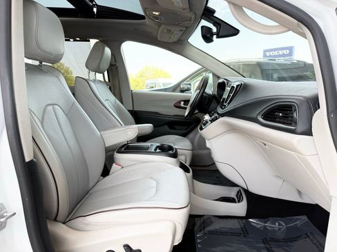 Used 2020 Chrysler Pacifica Limited image 30